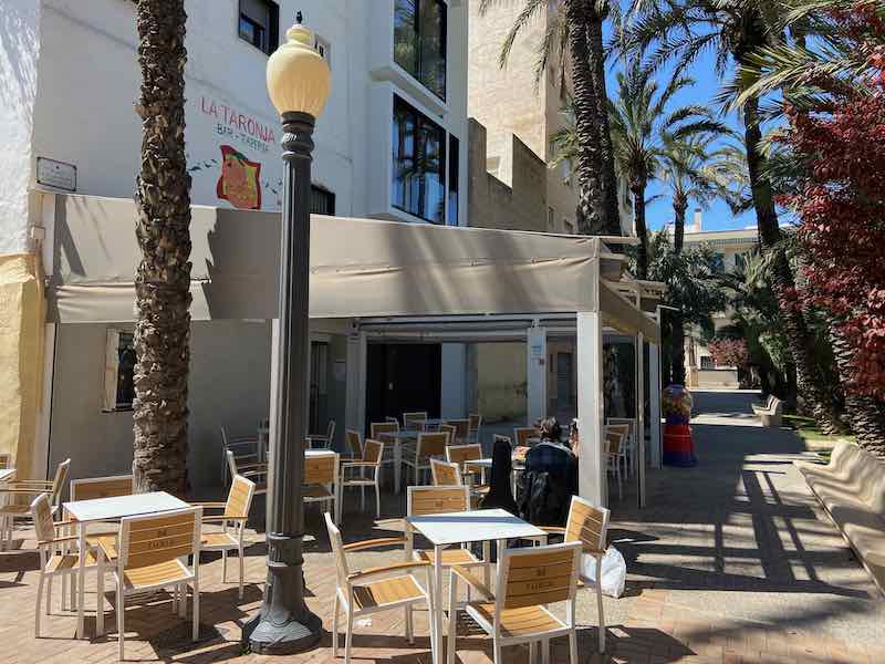 Terraza exterior de La Taronja junto al Palmeral de Elche